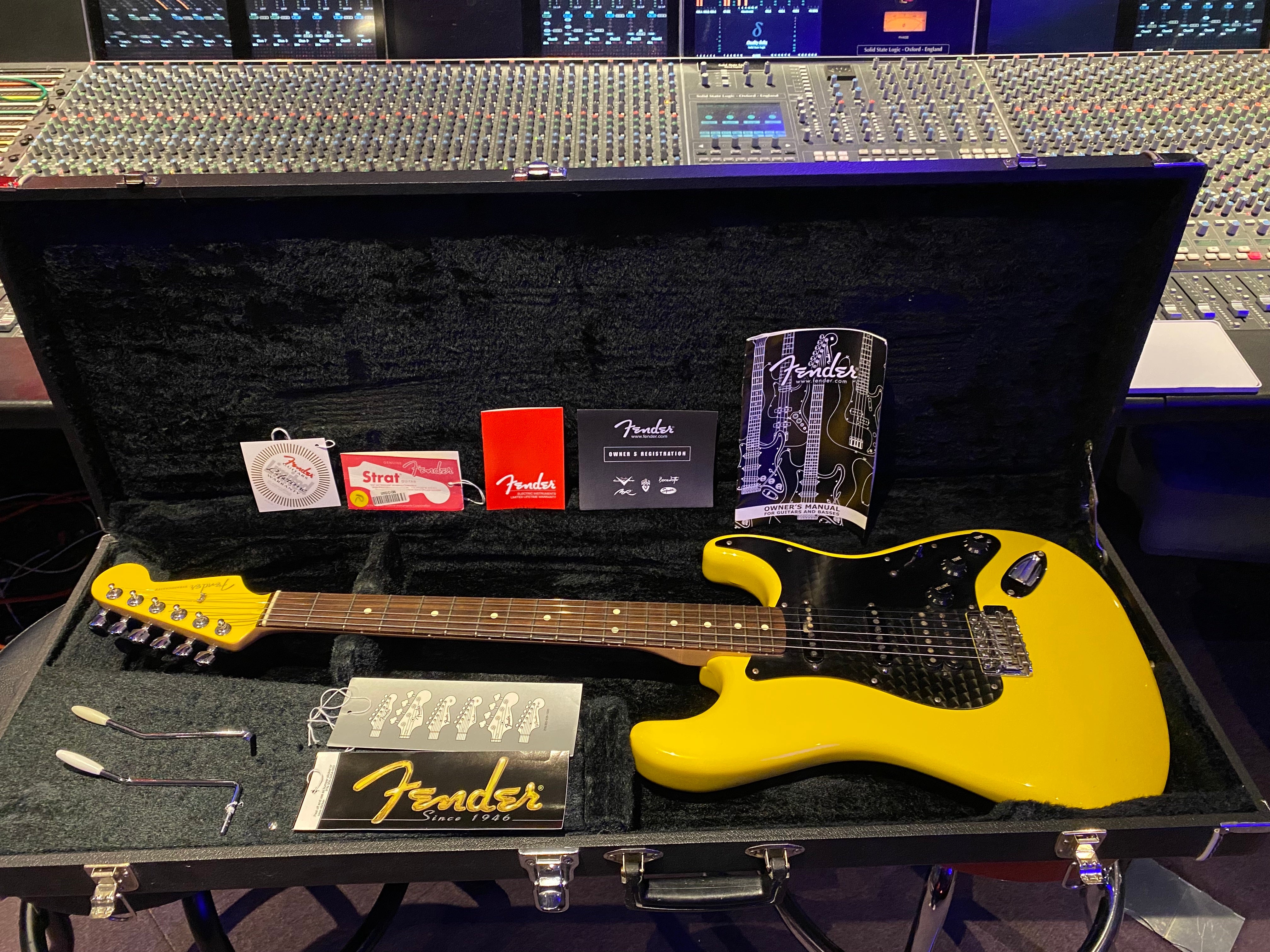 Fender Stratocaster Graffiti Yellow HSS Standard Fat Strat FSR