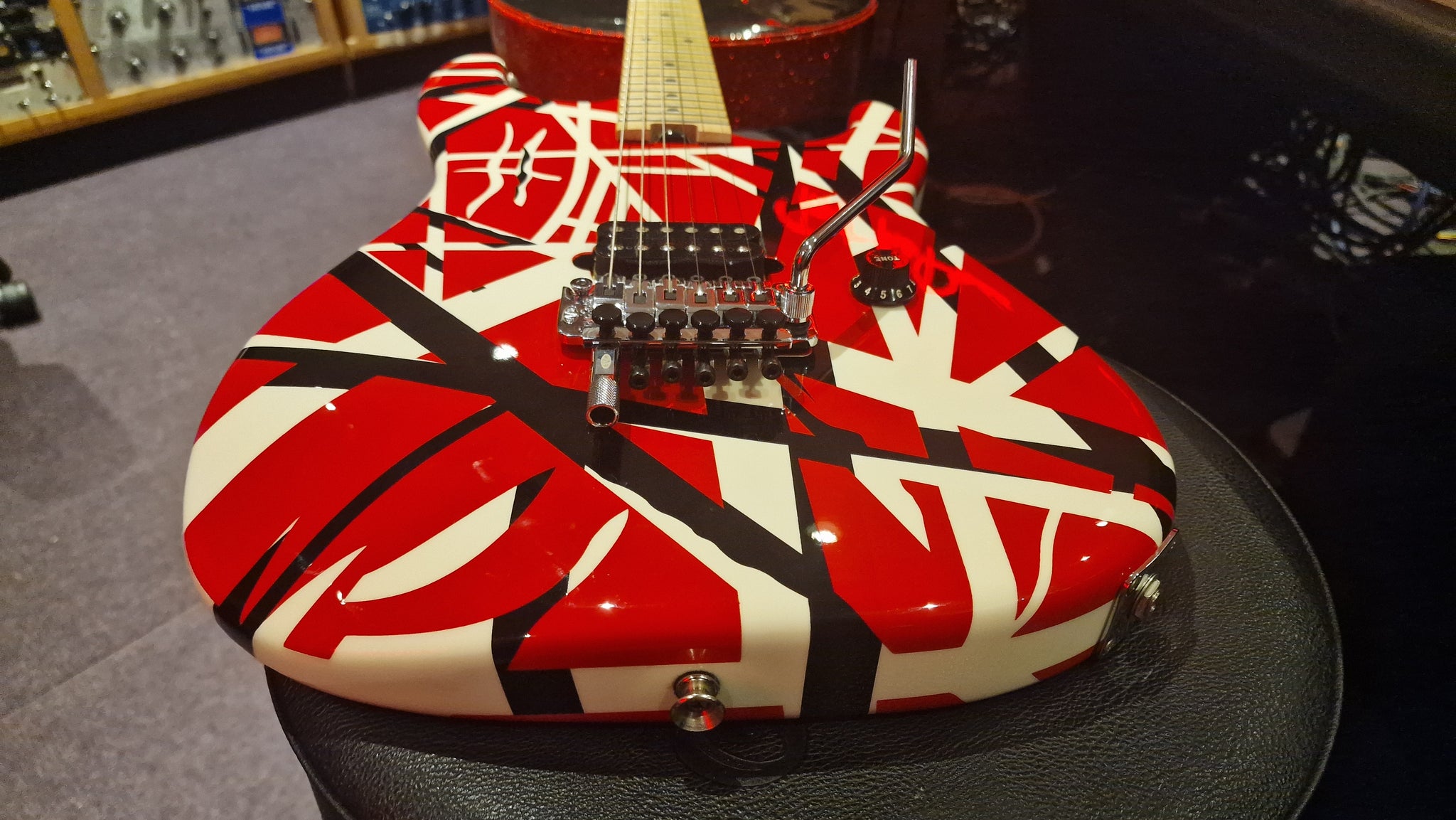 Guitarra Evh Striped Series Rbw Red Black White - Eddie Van Halen Signature  - Crunch Music