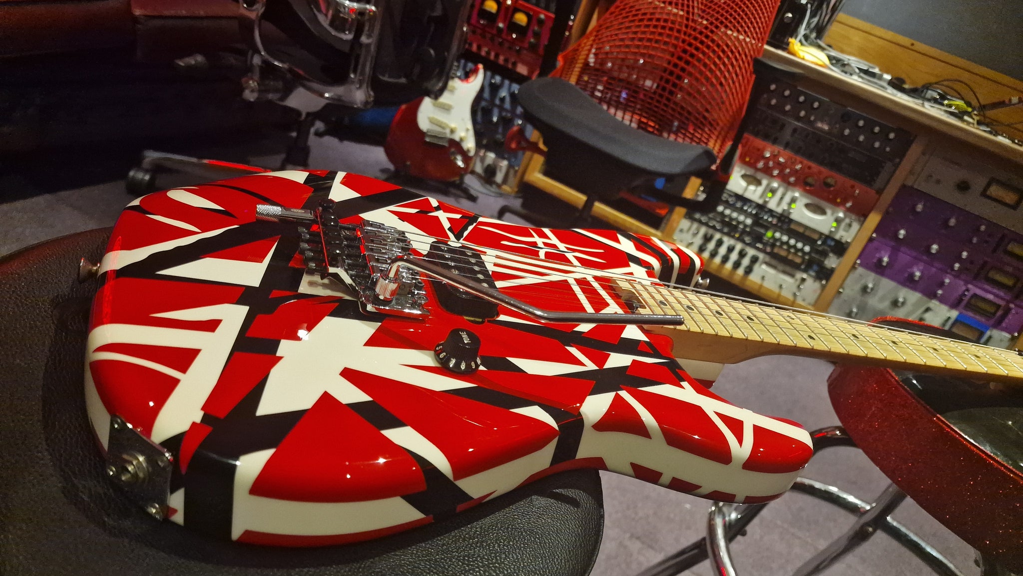 Guitarra Evh Striped Series Rbw Red Black White - Eddie Van Halen Signature  - Crunch Music