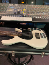 Load image into Gallery viewer, Peavey Forum 5 String USA American HH Bass Guitar Olympic White Rosewood Fretboard
