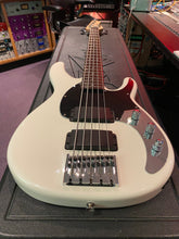 Load image into Gallery viewer, Peavey Forum 5 String USA American HH Bass Guitar Olympic White Rosewood Fretboard
