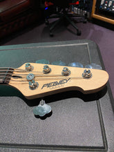 Load image into Gallery viewer, Peavey Forum 5 String USA American HH Bass Guitar Olympic White Rosewood Fretboard
