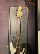 Load image into Gallery viewer, Peavey Forum 5 String USA American HH Bass Guitar Olympic White Rosewood Fretboard
