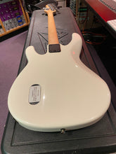 Load image into Gallery viewer, Peavey Forum 5 String USA American HH Bass Guitar Olympic White Rosewood Fretboard
