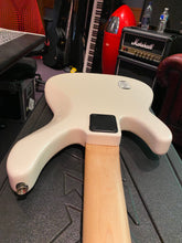 Load image into Gallery viewer, Peavey Forum 5 String USA American HH Bass Guitar Olympic White Rosewood Fretboard
