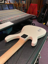 Load image into Gallery viewer, Peavey Forum 5 String USA American HH Bass Guitar Olympic White Rosewood Fretboard
